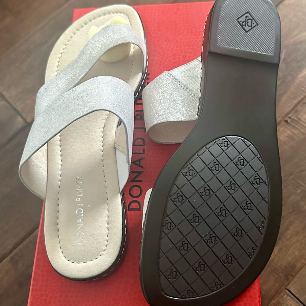 Donald J. Pliner Geri-Women's Sandals - Silver women’s 9.5 ( new) - Picture 5 of 8